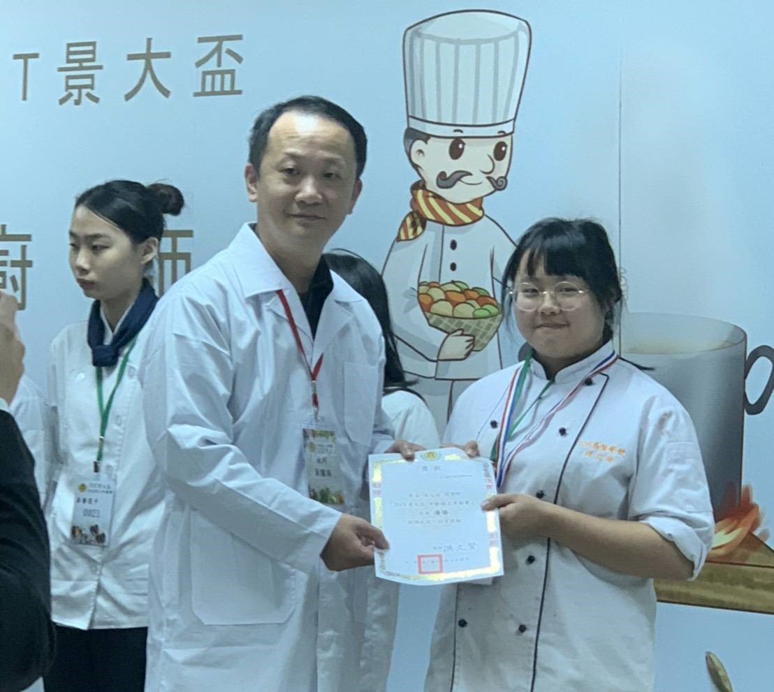 賀~餐飲管理科學生胡芯瑜參加「2019景大盃 年輕廚王爭霸賽」榮獲佳作！