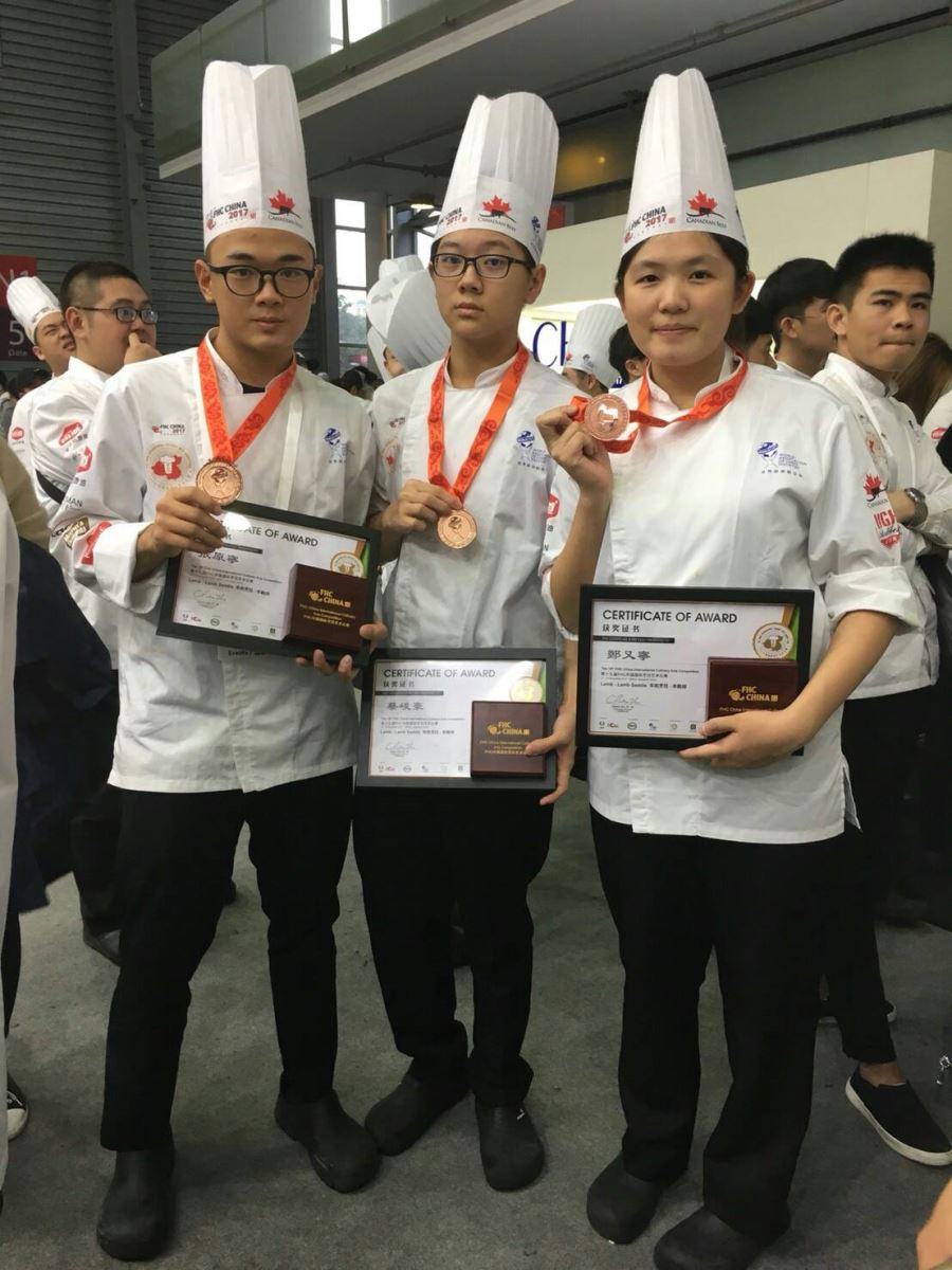 賀!! 餐飲管理科同學參加2017 FHC上海廚藝競賽- 羊肉組、義大利餃組、雞胸組 榮獲6面銅牌!!!